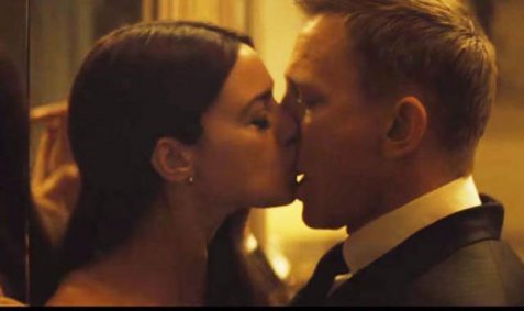 Το παθιασμένο φιλί της Μόνικα Μπελούτσι στον Ντάνιελ Κρεγκ [εικόνες] | iefimerida.gr 2