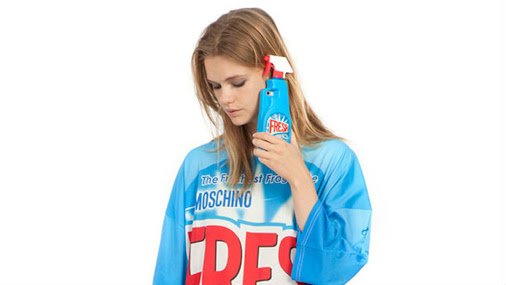 Η Moschino έβαλε το νέο της άρωμα σε μπουκάλι καθαριστικού τζαμιών [εικόνες] | iefimerida.gr 2