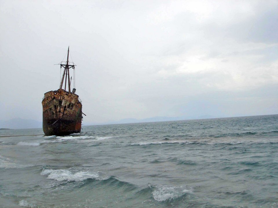 Το πλοίο-φάντασμα στο Γύθειο -Το εγκαταλελειμμένο σκαρί που έγινε η απόλυτη ατραξιόν της περιοχής [εικόνες] | iefimerida.gr 0