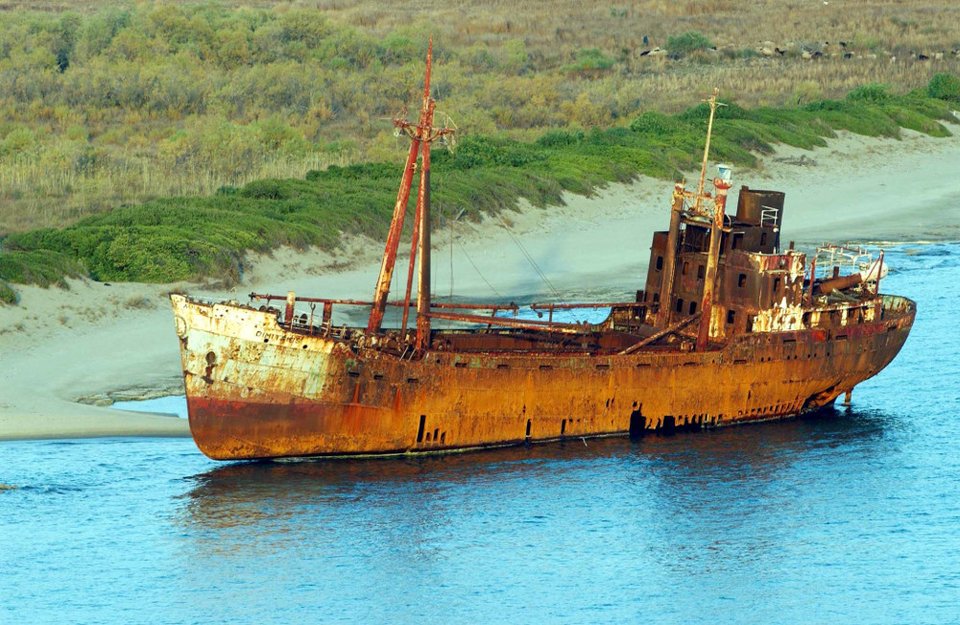 Το πλοίο-φάντασμα στο Γύθειο -Το εγκαταλελειμμένο σκαρί που έγινε η απόλυτη ατραξιόν της περιοχής [εικόνες] | iefimerida.gr 2