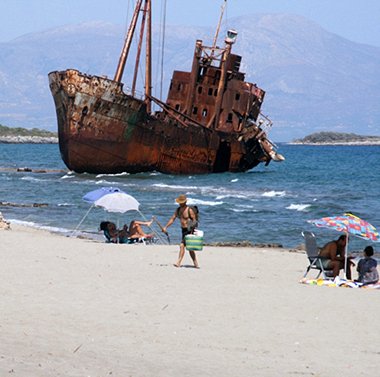 Το πλοίο-φάντασμα στο Γύθειο -Το εγκαταλελειμμένο σκαρί που έγινε η απόλυτη ατραξιόν της περιοχής [εικόνες] | iefimerida.gr 6