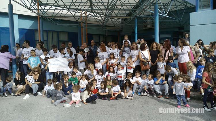 Ανθρώπινη αλυσίδα «αγκάλιασε» το Νοσοκομείο της Κέρκυρας - Ζητούσαν την κάλυψη των κενών [εικόνες] | iefimerida.gr 0