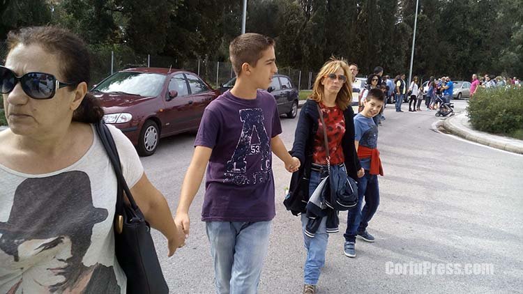 Ανθρώπινη αλυσίδα «αγκάλιασε» το Νοσοκομείο της Κέρκυρας - Ζητούσαν την κάλυψη των κενών [εικόνες] | iefimerida.gr 4