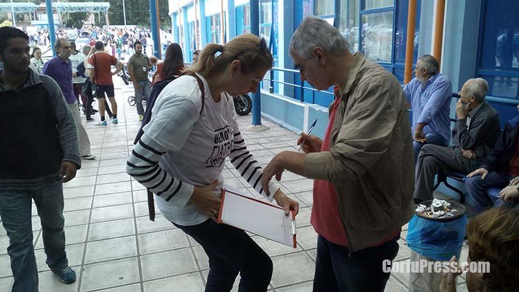 Ανθρώπινη αλυσίδα «αγκάλιασε» το Νοσοκομείο της Κέρκυρας - Ζητούσαν την κάλυψη των κενών [εικόνες] | iefimerida.gr 5