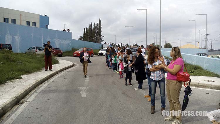 Ανθρώπινη αλυσίδα «αγκάλιασε» το Νοσοκομείο της Κέρκυρας - Ζητούσαν την κάλυψη των κενών [εικόνες] | iefimerida.gr 6