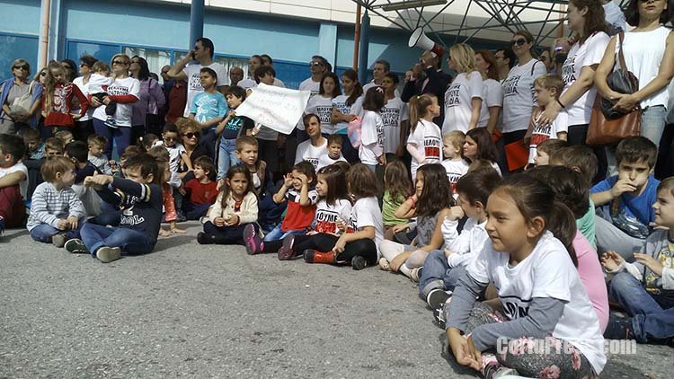 Ανθρώπινη αλυσίδα «αγκάλιασε» το Νοσοκομείο της Κέρκυρας - Ζητούσαν την κάλυψη των κενών [εικόνες] | iefimerida.gr 1