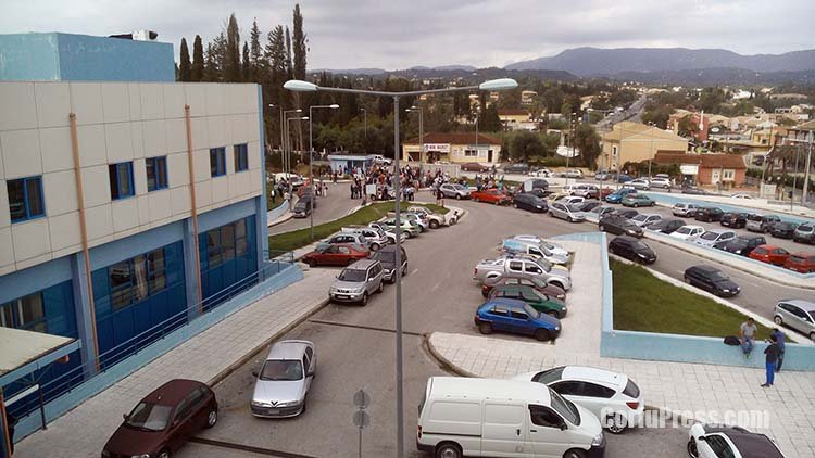 Ανθρώπινη αλυσίδα «αγκάλιασε» το Νοσοκομείο της Κέρκυρας - Ζητούσαν την κάλυψη των κενών [εικόνες] | iefimerida.gr 2