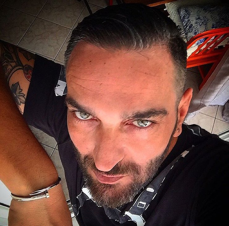 Ο πρασινομάτης οδοντίατρος που λατρεύει η ελληνική σόουμπιζ -Οι selfies στην καρέκλα του... πόνου [εικόνες] | iefimerida.gr 0