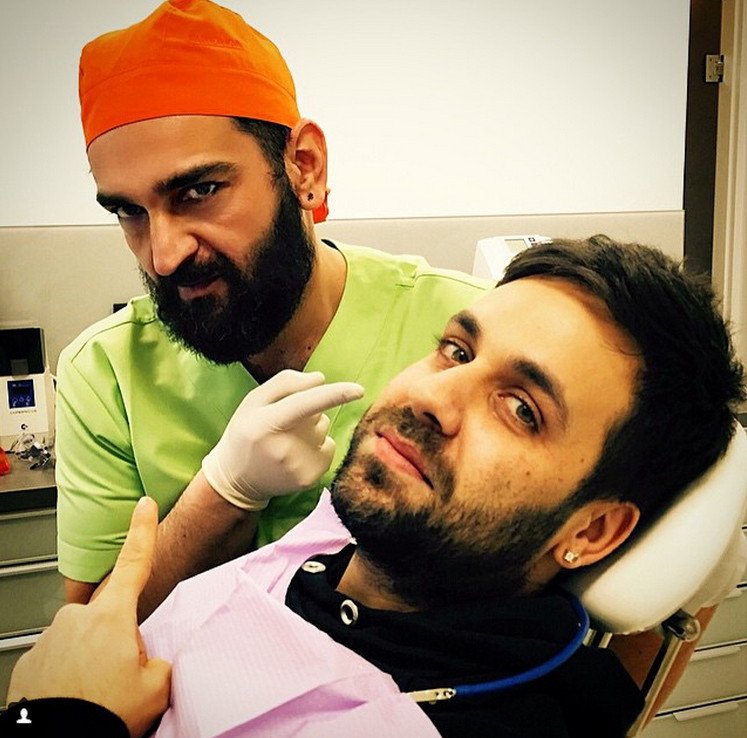 Ο πρασινομάτης οδοντίατρος που λατρεύει η ελληνική σόουμπιζ -Οι selfies στην καρέκλα του... πόνου [εικόνες] | iefimerida.gr 11