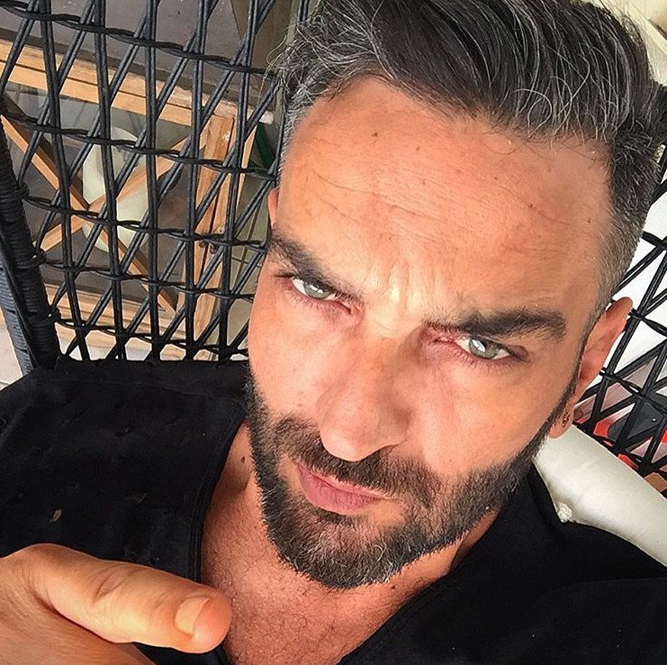 Ο πρασινομάτης οδοντίατρος που λατρεύει η ελληνική σόουμπιζ -Οι selfies στην καρέκλα του... πόνου [εικόνες] | iefimerida.gr 1