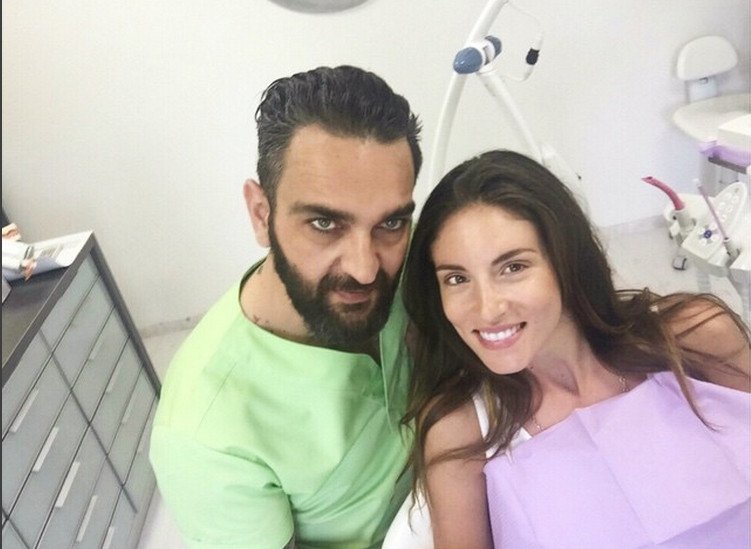 Ο πρασινομάτης οδοντίατρος που λατρεύει η ελληνική σόουμπιζ -Οι selfies στην καρέκλα του... πόνου [εικόνες] | iefimerida.gr 4