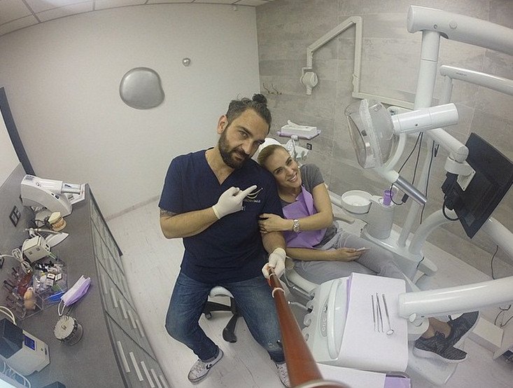 Ο πρασινομάτης οδοντίατρος που λατρεύει η ελληνική σόουμπιζ -Οι selfies στην καρέκλα του... πόνου [εικόνες] | iefimerida.gr 5