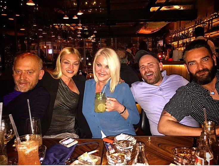 Ο πρασινομάτης οδοντίατρος που λατρεύει η ελληνική σόουμπιζ -Οι selfies στην καρέκλα του... πόνου [εικόνες] | iefimerida.gr 7