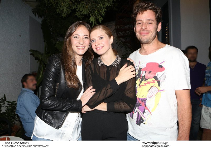 Η Αλεξάνδρα Ούστα χαμογελαστή στο πλευρό του σκηνοθέτη συντρόφου της [εικόνες] | iefimerida.gr 1