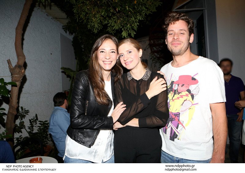 Η Αλεξάνδρα Ούστα χαμογελαστή στο πλευρό του σκηνοθέτη συντρόφου της [εικόνες] | iefimerida.gr 2