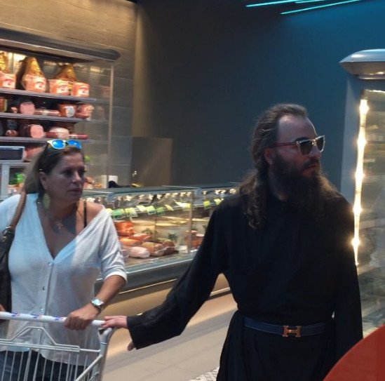 Ο «παπάς» της Μυκόνου που έγινε viral -Με ράσο, Gucci γυαλιά και Hermes ζώνη [εικόνες] | iefimerida.gr 0