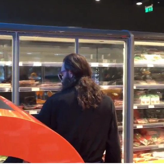 Ο «παπάς» της Μυκόνου που έγινε viral -Με ράσο, Gucci γυαλιά και Hermes ζώνη [εικόνες] | iefimerida.gr 2