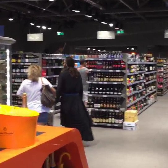 Ο «παπάς» της Μυκόνου που έγινε viral -Με ράσο, Gucci γυαλιά και Hermes ζώνη [εικόνες] | iefimerida.gr 3