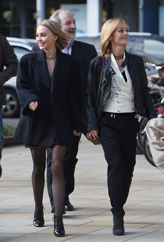 Ολόιδια η μητέρα της η κούκλα κόρη της Βανέσα Παραντί και του Τζόνι Ντεπ [εικόνες] | iefimerida.gr 2