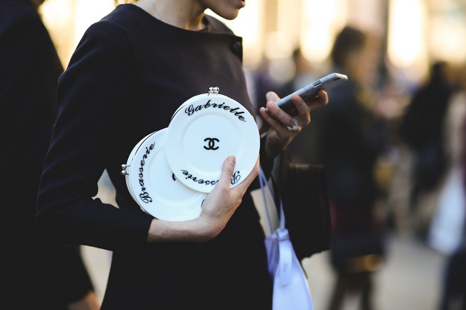 «Τι φοράει αυτή;»: Εβδομάδα μόδας στο Παρίσι και οι Παριζιάνες ντύθηκαν έξαλλα - Ξεχύθηκαν στους δρόμους και εντυπωσίασαν [εικόνες] | iefimerida.gr 0