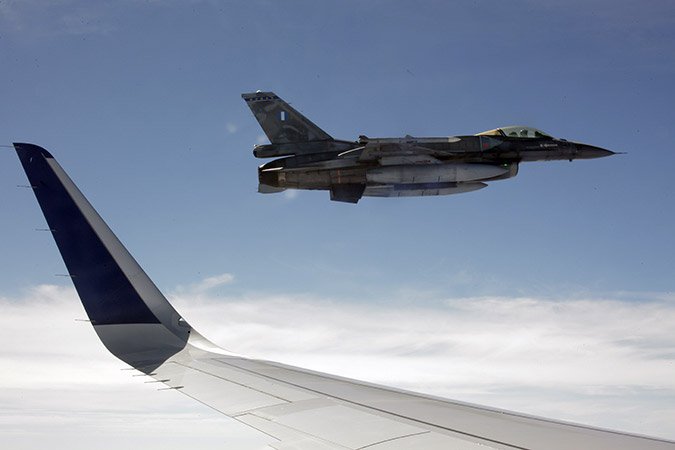 Εντυπωσιακή άσκηση: F16 αναχαιτίζουν Airbus που πετά προς την Αθήνα [εικόνες] | iefimerida.gr 0