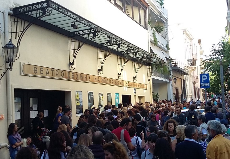 Τεράστιες ουρές για τα εισιτήρια των 3 ευρώ του Θεάτρου Τέχνης [εικόνα] | iefimerida.gr 0