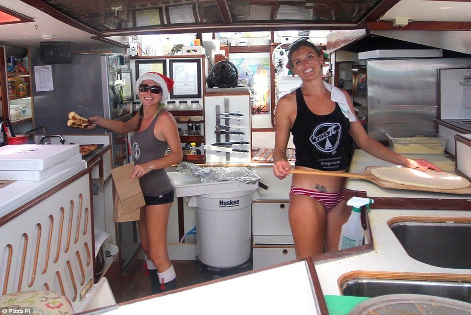 Ζευγάρι Αμερικανών εγκαταλείπει το γραφείο και πουλάει πίτσα στην Καραϊβική -Μια ονειρεμένη ζωή [εικόνες] | iefimerida.gr 9