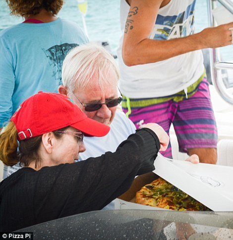 Ζευγάρι Αμερικανών εγκαταλείπει το γραφείο και πουλάει πίτσα στην Καραϊβική -Μια ονειρεμένη ζωή [εικόνες] | iefimerida.gr 8