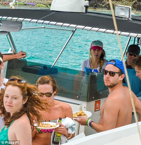 Ζευγάρι Αμερικανών εγκαταλείπει το γραφείο και πουλάει πίτσα στην Καραϊβική -Μια ονειρεμένη ζωή [εικόνες] | iefimerida.gr 7