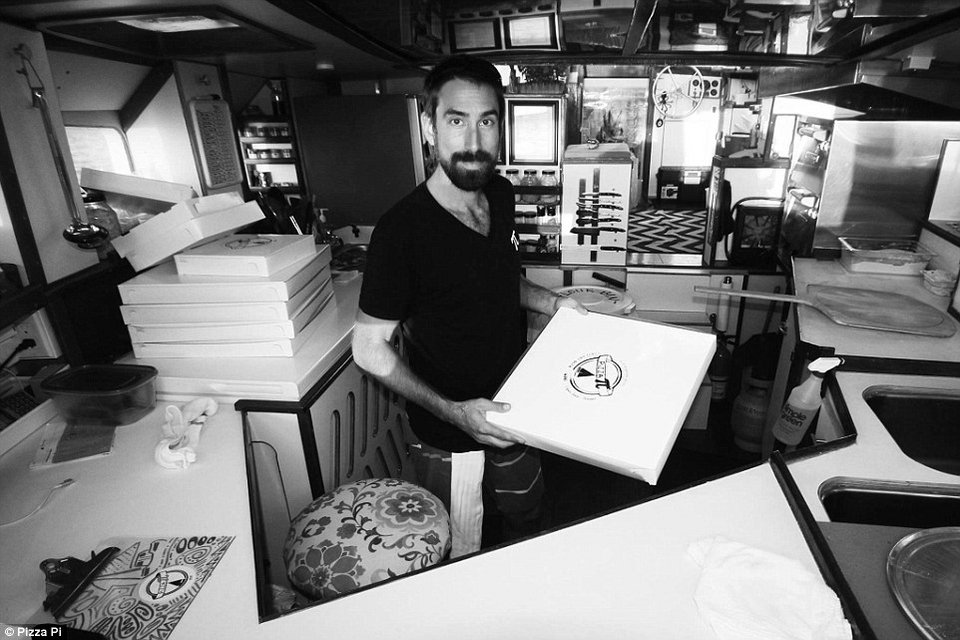 Ζευγάρι Αμερικανών εγκαταλείπει το γραφείο και πουλάει πίτσα στην Καραϊβική -Μια ονειρεμένη ζωή [εικόνες] | iefimerida.gr 1