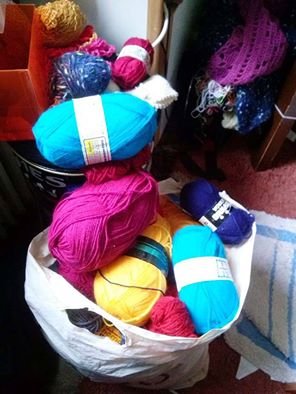 Θεσσαλονίκη: Ομάδα γυναικών πλέκει σκουφάκια και γάντια για τα προσφυγόπουλα [εικόνες] | iefimerida.gr 1