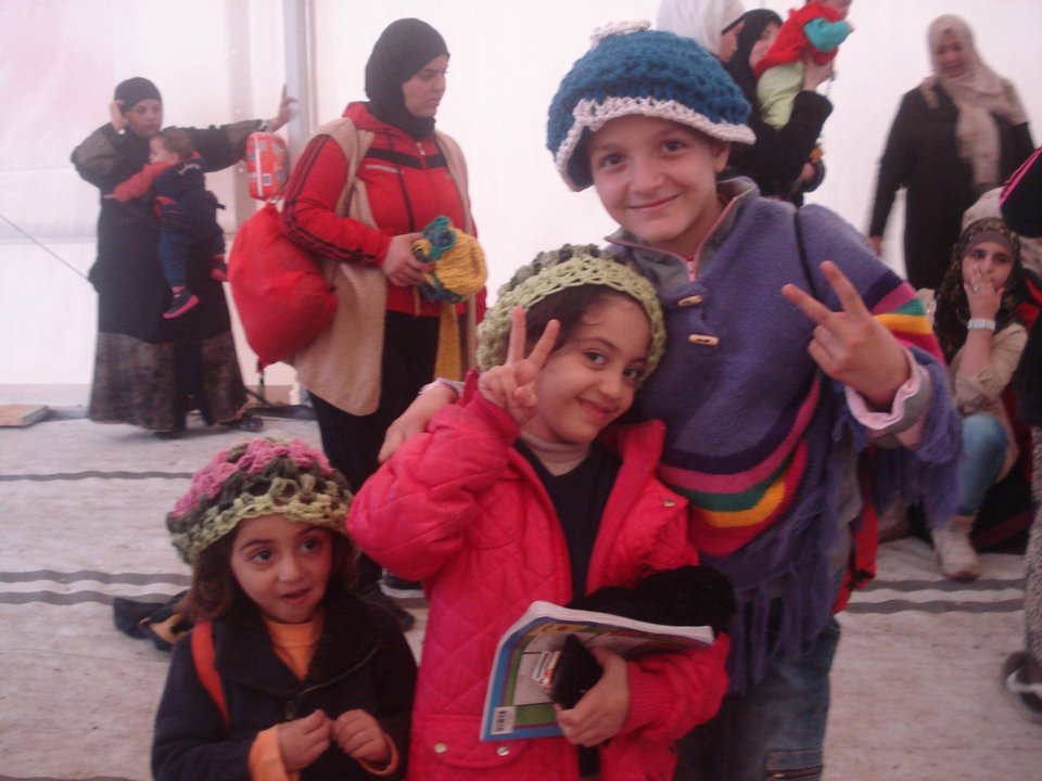 Θεσσαλονίκη: Ομάδα γυναικών πλέκει σκουφάκια και γάντια για τα προσφυγόπουλα [εικόνες] | iefimerida.gr 2