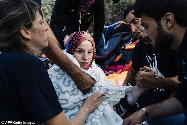 Πρόσφυγας από την Σύρια γέννησε δίπλα στη βάρκα διακινητή στη Λέσβο [εικόνες] | iefimerida.gr 1