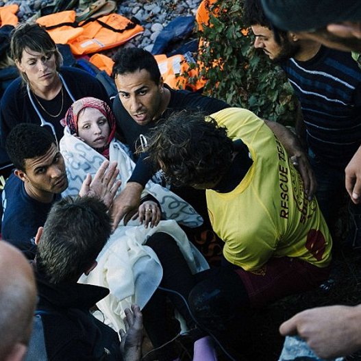 Πρόσφυγας από την Σύρια γέννησε δίπλα στη βάρκα διακινητή στη Λέσβο [εικόνες] | iefimerida.gr 2