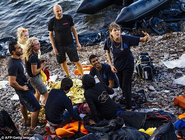 Πρόσφυγας από την Σύρια γέννησε δίπλα στη βάρκα διακινητή στη Λέσβο [εικόνες] | iefimerida.gr 3