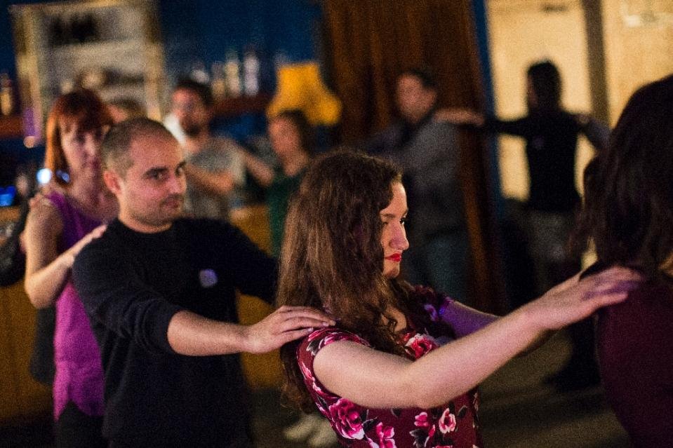 Τα ραντεβού της σιωπής: Κάθονται ο ένας απέναντι στον άλλον και δεν λένε κουβέντα [εικόνες] | iefimerida.gr 2