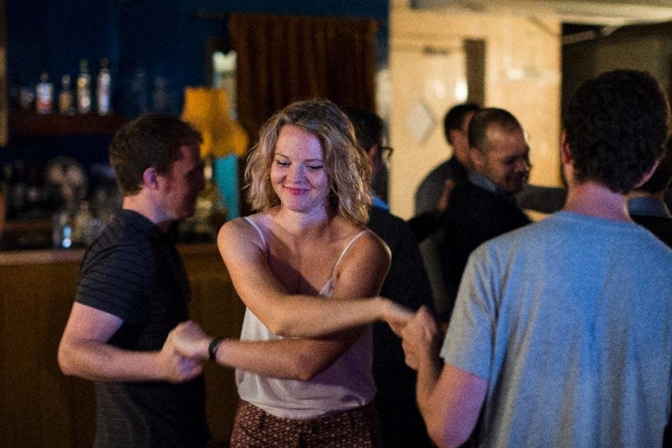 Τα ραντεβού της σιωπής: Κάθονται ο ένας απέναντι στον άλλον και δεν λένε κουβέντα [εικόνες] | iefimerida.gr 1