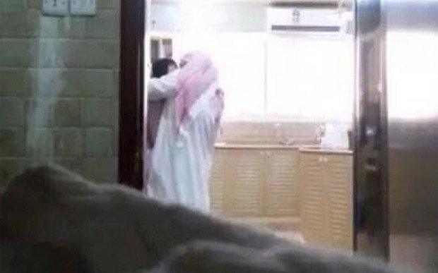 Σαουδάραβας με κελεμπία απατά τη σύζυγό του με την υπηρέτρια -Η γυναίκα του τους βιντεοσκόπησε [βίντεο] | iefimerida.gr 2