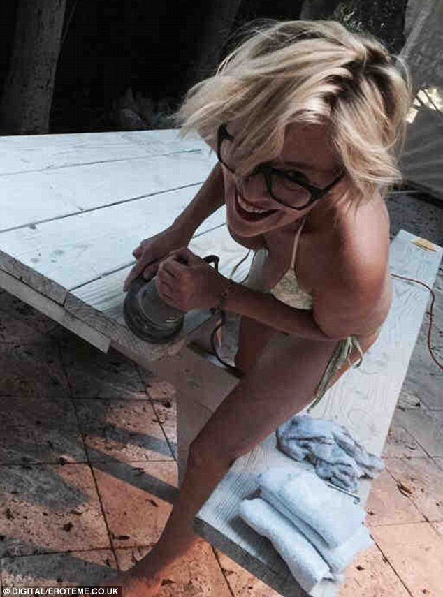 Σάρον Στόουν: Λάμπει με χρυσό μαγιό στα 57 της [εικόνα]  | iefimerida.gr 0