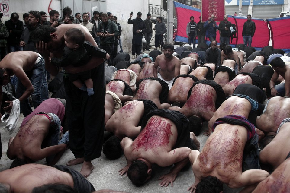 Μουσουλμάνοι αυτομαστιγώνονται στον Πειραιά -Μια διαφορετική γιορτή [εικόνες] | iefimerida.gr 7