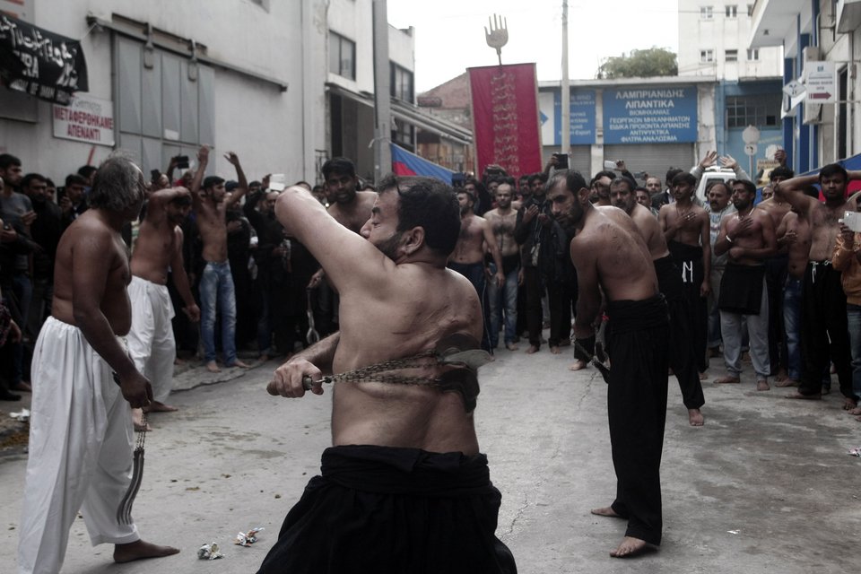 Μουσουλμάνοι αυτομαστιγώνονται στον Πειραιά -Μια διαφορετική γιορτή [εικόνες] | iefimerida.gr 5