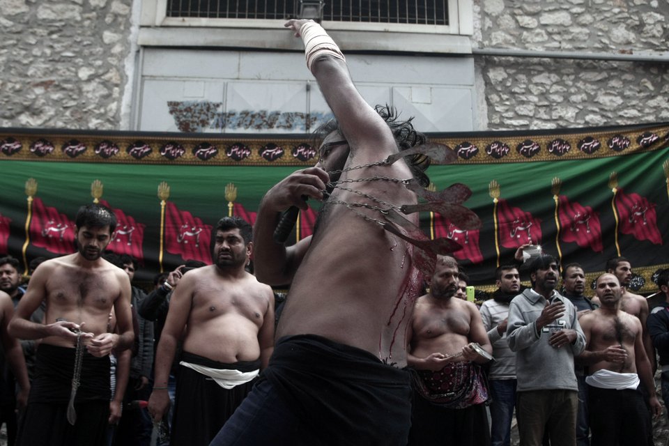 Μουσουλμάνοι αυτομαστιγώνονται στον Πειραιά -Μια διαφορετική γιορτή [εικόνες] | iefimerida.gr 0