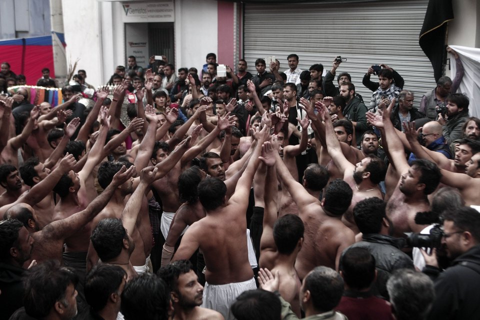 Μουσουλμάνοι αυτομαστιγώνονται στον Πειραιά -Μια διαφορετική γιορτή [εικόνες] | iefimerida.gr 4