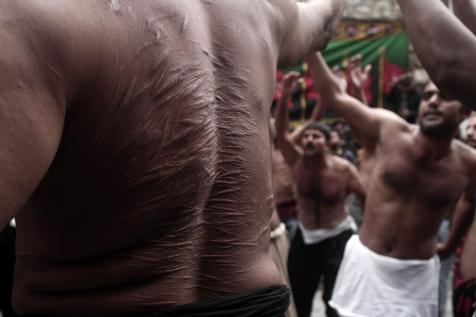 Μουσουλμάνοι αυτομαστιγώνονται στον Πειραιά -Μια διαφορετική γιορτή [εικόνες] | iefimerida.gr 6