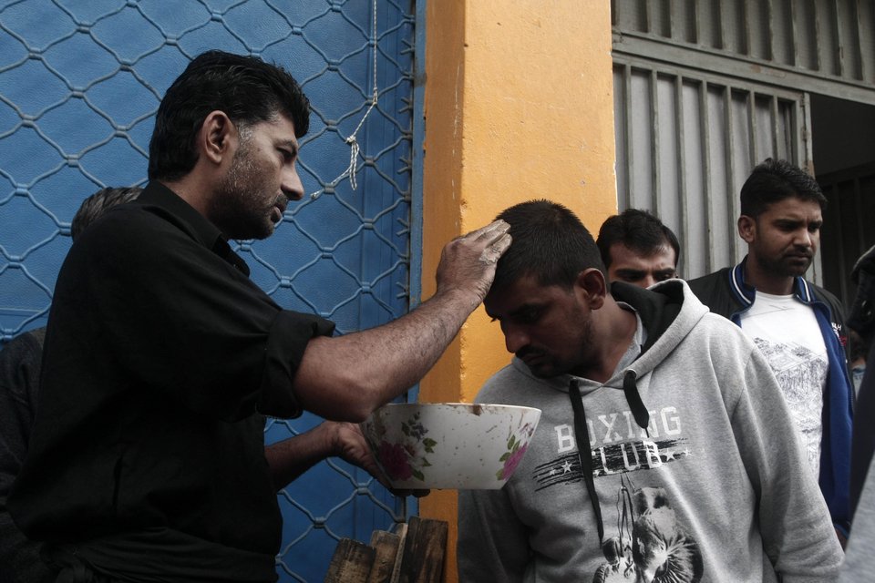 Μουσουλμάνοι αυτομαστιγώνονται στον Πειραιά -Μια διαφορετική γιορτή [εικόνες] | iefimerida.gr 1