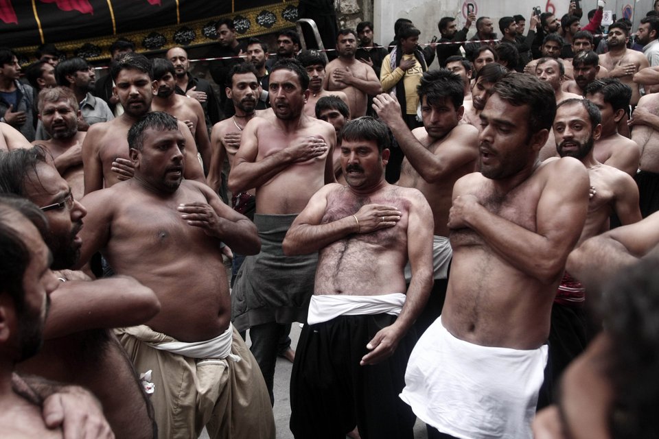 Μουσουλμάνοι αυτομαστιγώνονται στον Πειραιά -Μια διαφορετική γιορτή [εικόνες] | iefimerida.gr 2