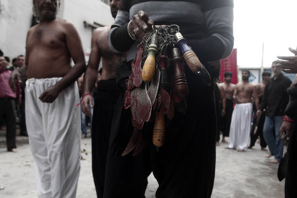 Μουσουλμάνοι αυτομαστιγώνονται στον Πειραιά -Μια διαφορετική γιορτή [εικόνες] | iefimerida.gr 8