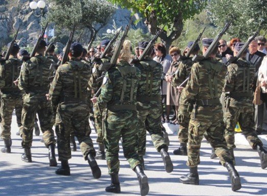 Ξανθιά στρατιωτίνα στην παρέλαση στη Λήμνο [εικόνες] | iefimerida.gr 0