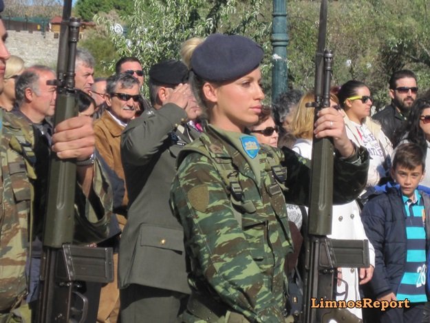 Ξανθιά στρατιωτίνα στην παρέλαση στη Λήμνο [εικόνες] | iefimerida.gr 3