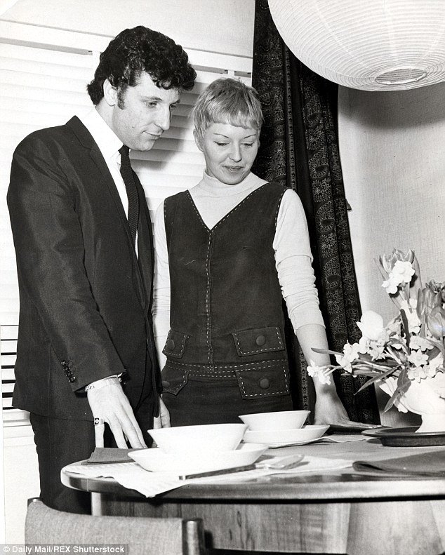 Τομ Τζόουνς: Αποκαλύπτει την αρρώστια της γυναίκας του [εικόνες]  | iefimerida.gr 3